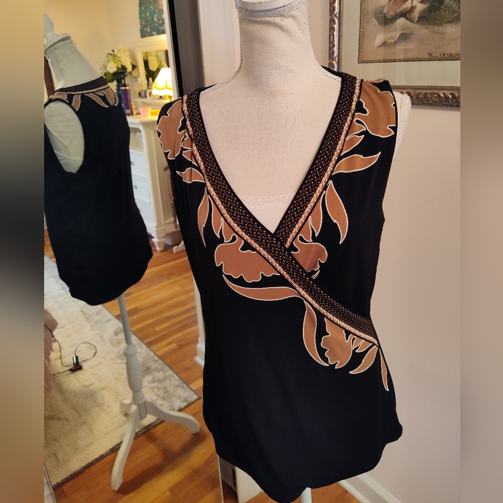Sleeveless V-Neck Floral Accent Tank Top - Black and Camel